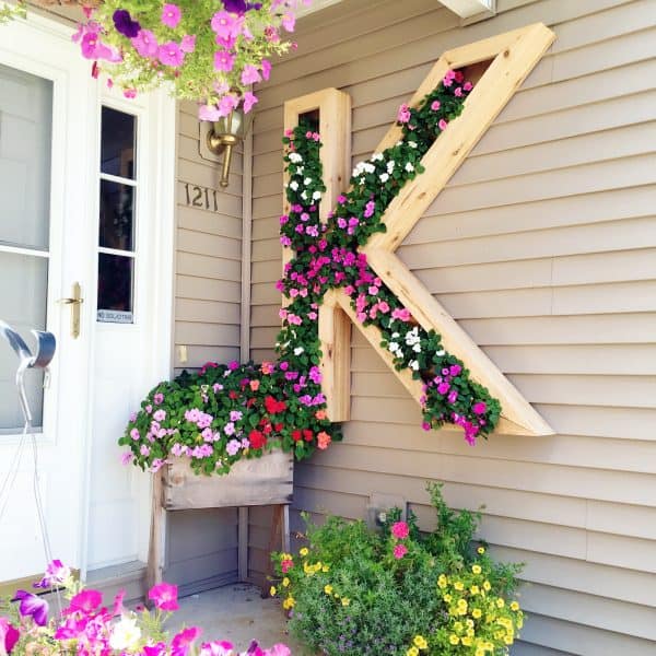 Diy outdoor monogram planter by ellery designs on @remodelaholic 6 600x600